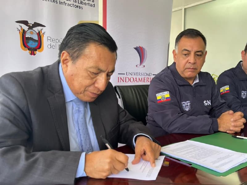 Indoamérica y la SNAI firman convenio para fortalecer procesos administrativos