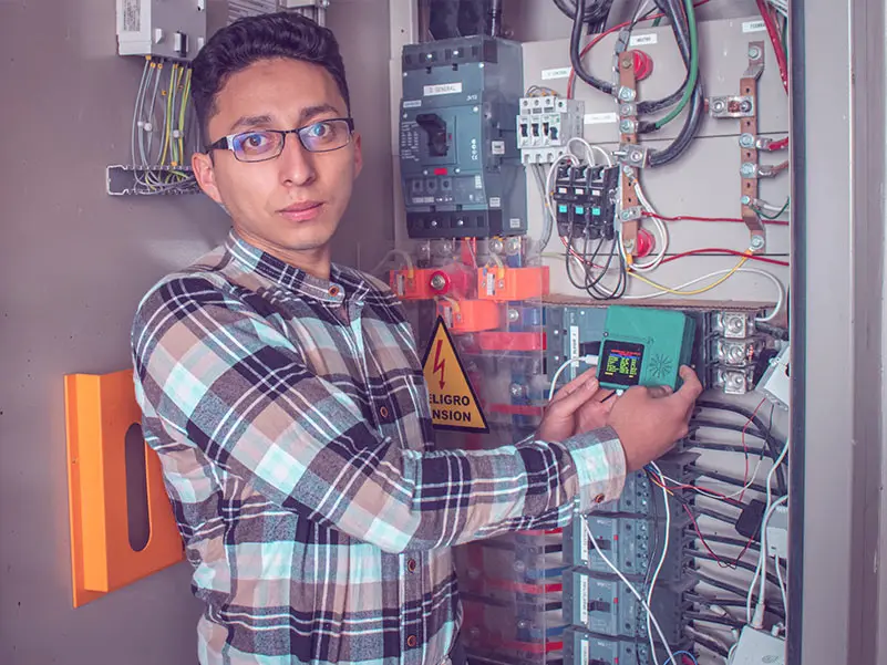 Estudiante indoamericano diseñó un medidor que mejora los sistemas eléctricos