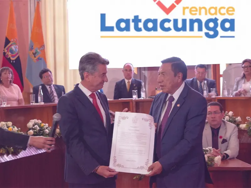 Rector de la Universidad Indoamérica recibe reconocimiento del Municipio de Latacunga